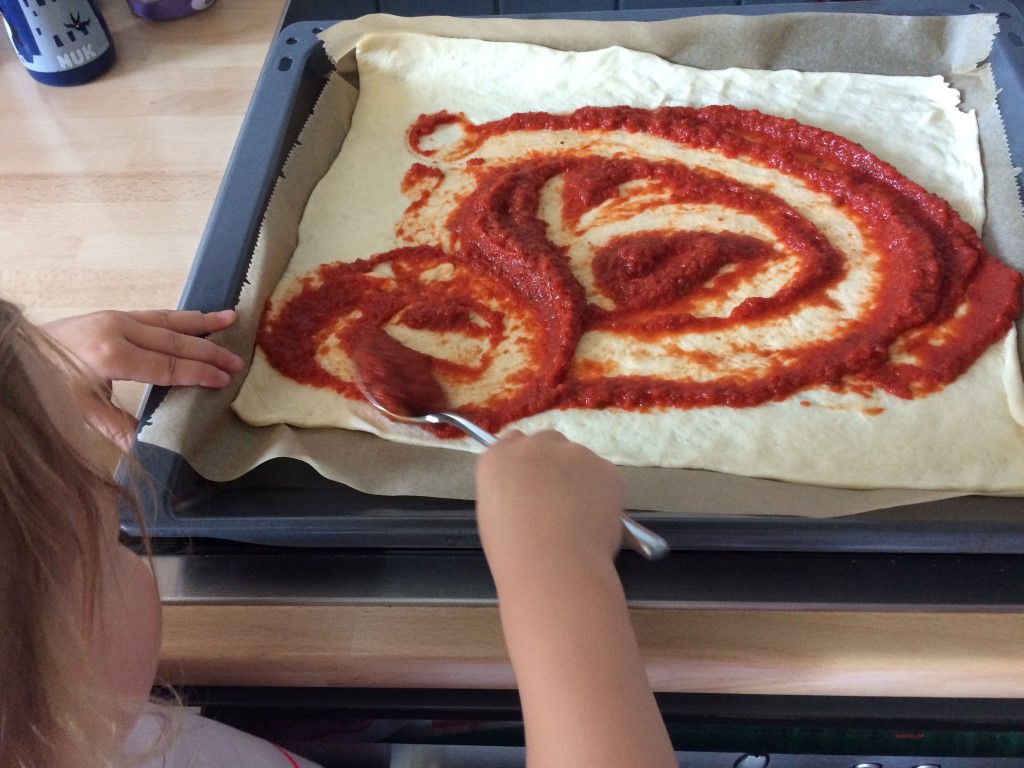 Bild einer Pizza mit Tomatensauce